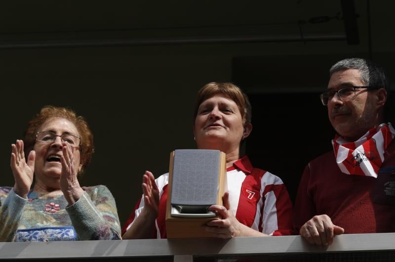 Aficionados 'potean' en los balcones cantando el himno del Athletic