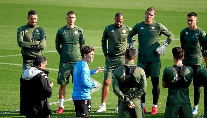 El Betis anuncia que reduce los salarios y evita el ERTE