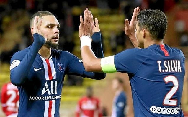 Desde Francia sitúan al Sevilla en la puja por Kurzawa