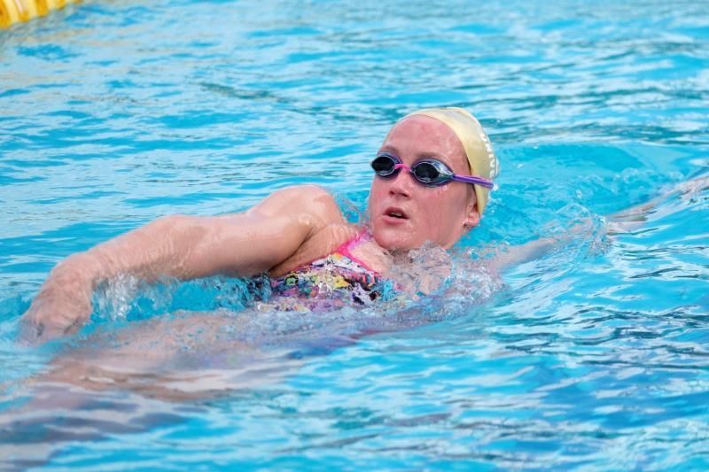 Nadador olímpico busca... piscina de plástico