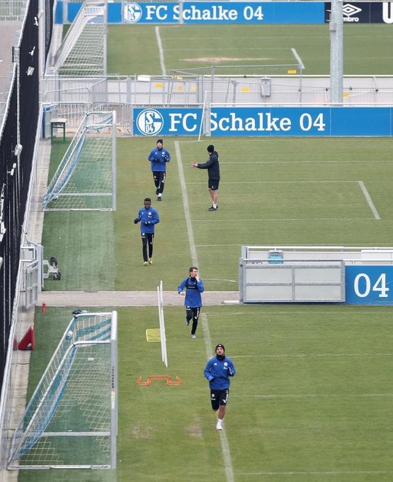 El Schalke entrena en formato reducido y con distancias entre jugadores