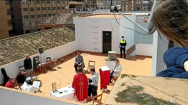 La Policía interrumpe una misa celebrada en una azotea de Triana