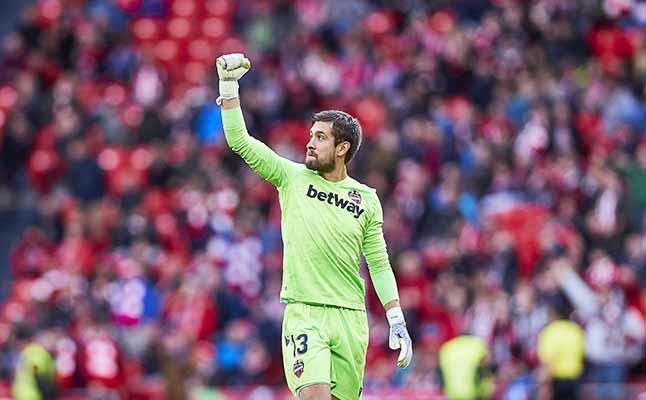 Las porterías de Sevilla y Betis, "muy interesantes" para Aitor