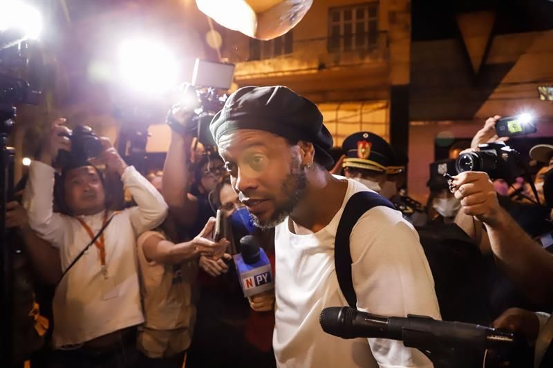 Ronaldinho ingresa en un hotel de Asunción para cumplir el arresto domiciliario