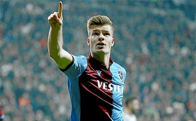 Un delantero de 25 goles y 7 asistencias vinculado al Sevilla FC