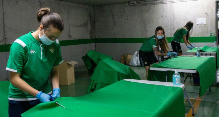 El Real Betis Féminas ayuda en la elaboración de material sanitario