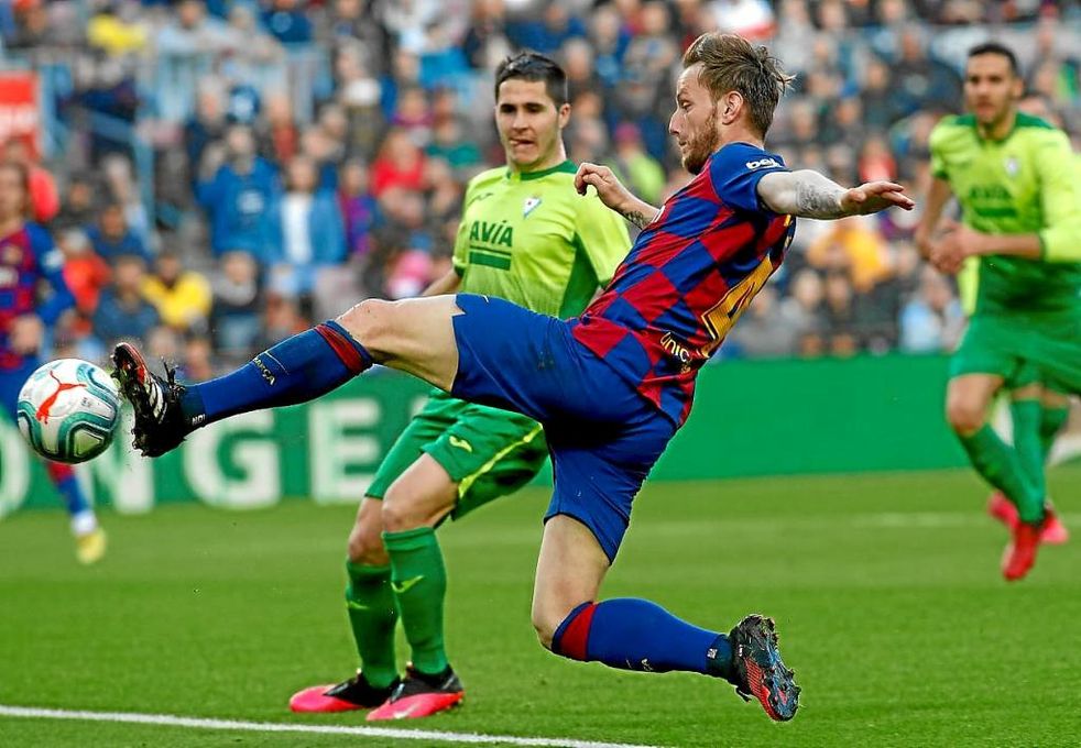 El Nápoles también 'choca' con el Sevilla FC por Rakitic