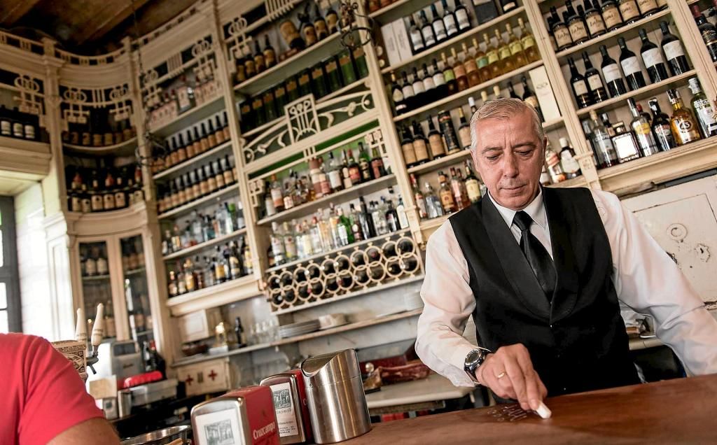 El plan para abrir bares y comercios en Andalucía