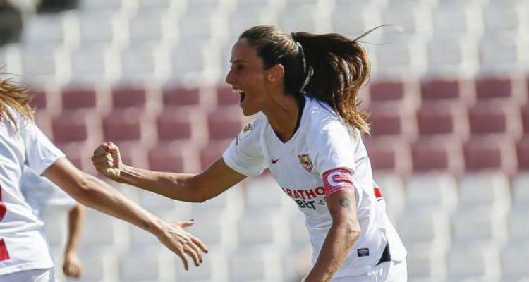 Maite Albarrán se interesa por la socia más antigua del Sevilla FC