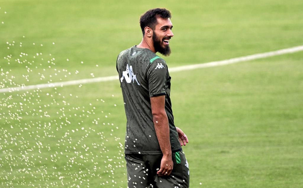 Borja Iglesias: "Llegar al estadio del Sevilla y ganar es un chute de moral para el final"