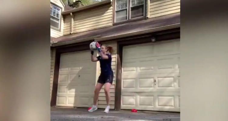 Emily Dolan comienza a tocar balón seis meses después