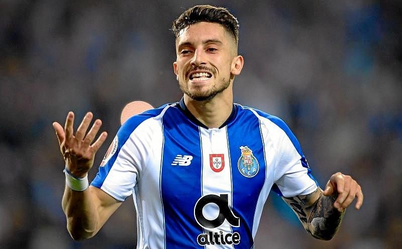A Bola: El Sevilla lanza la caña a Álex Telles