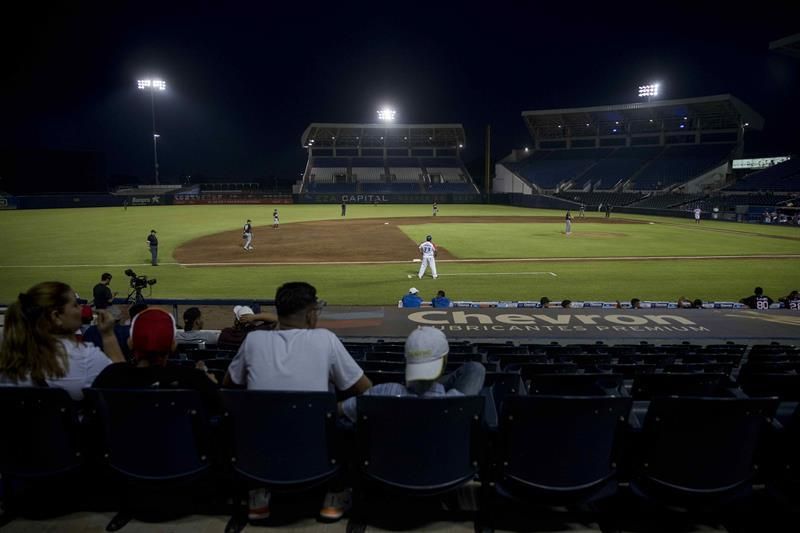 El COVID-19 toca al béisbol en Nicaragua, donde los deportes no se detienen