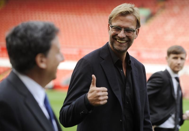El presidente del Liverpool pide completar la Premier League