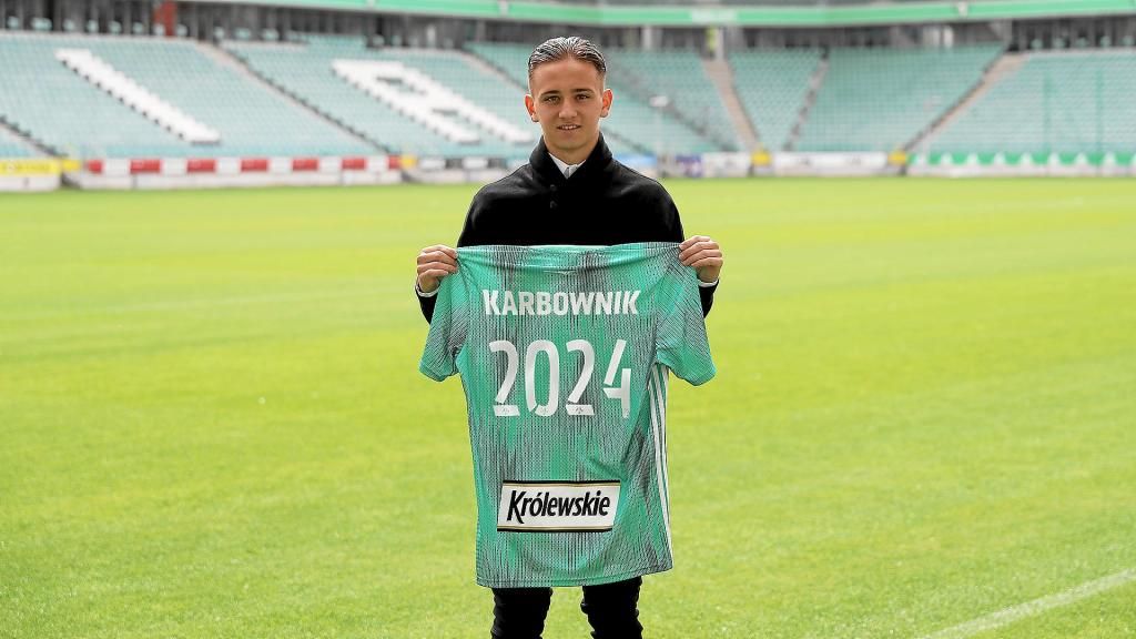 Karbownik renueva con el Legia "por respeto"