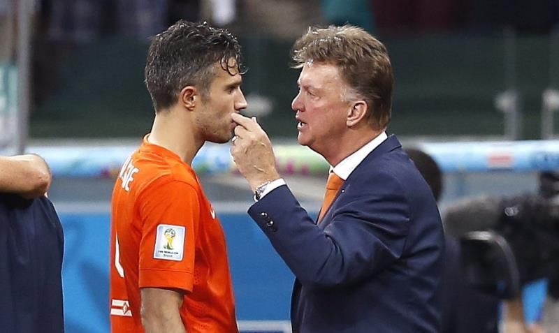 Van Persie revela que Van Gaal lo abofeteó en el Mundial de 2014