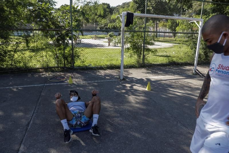 Peluquero o frutero: así se reciclan futbolistas de pequeños clubes en Brasil