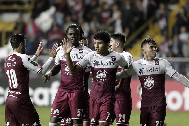 El Alajuelense y el Saprissa jugarán un atípico clásico sin público en Costa Rica