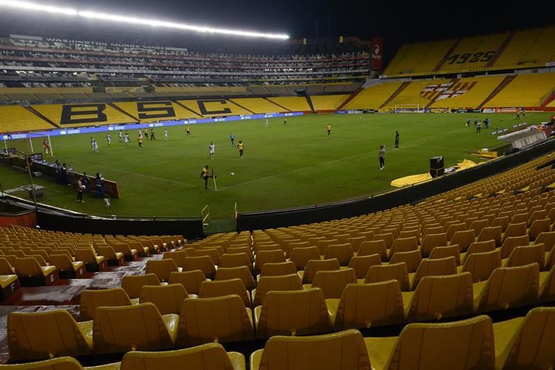 El fútbol ecuatoriano es castigado por COVID-19 y conflictos entre directivos