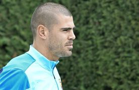 Víctor Valdés resguarda su leyenda en un banquillo de Tercera