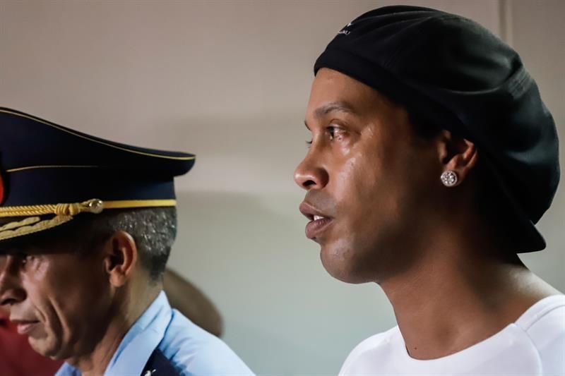 Ronaldinho, cerca de tres meses de encierro en Paraguay y sin noticias de Dalia