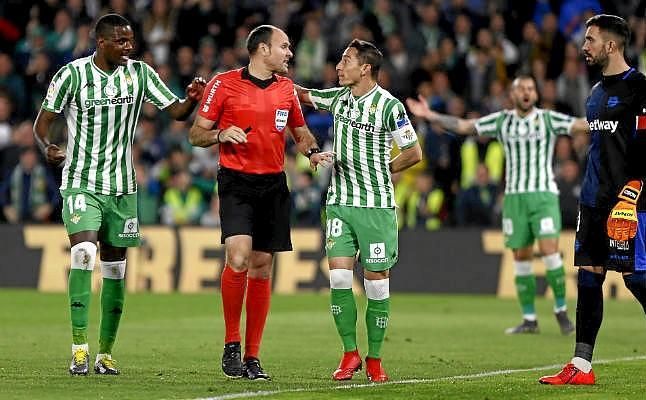 LaLiga 'designa' para el derbi a un árbitro con precedentes controvertidos