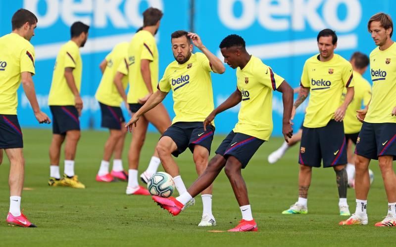 Messi salta al césped en el entrenamiento del Barcelona en el Camp Nou