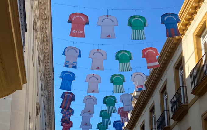 Ya se vive el derbi en las calles de Sevilla