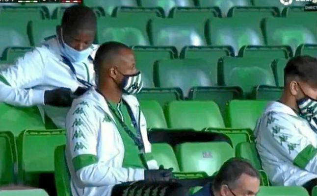 La defensa de Alexis a Carvalho por mirar el móvil