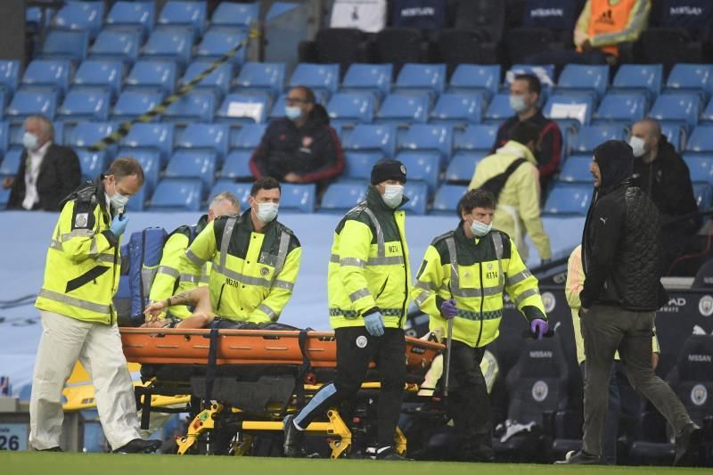 El español Eric García se marcha en camilla del City-Arsenal