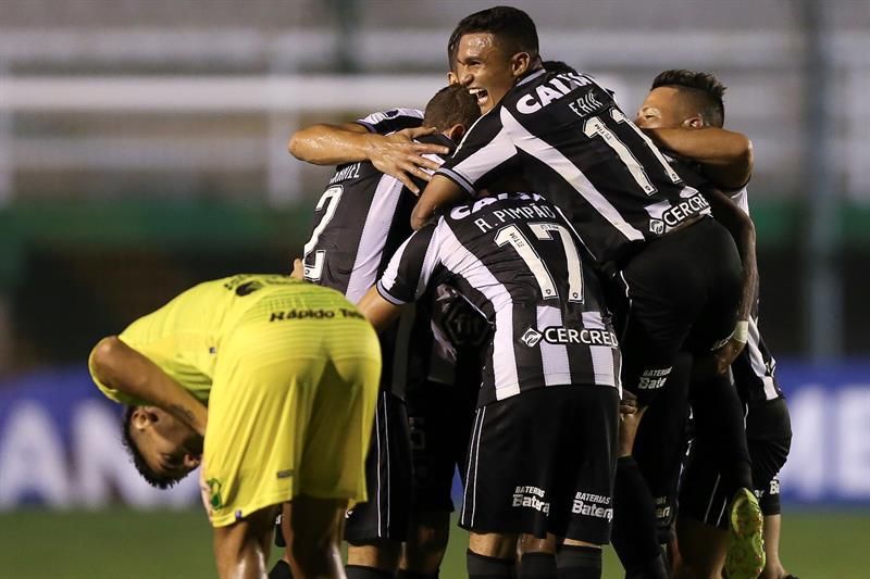Botafogo vuelve a la cancha con protestas contra reinicio de fútbol y racismo