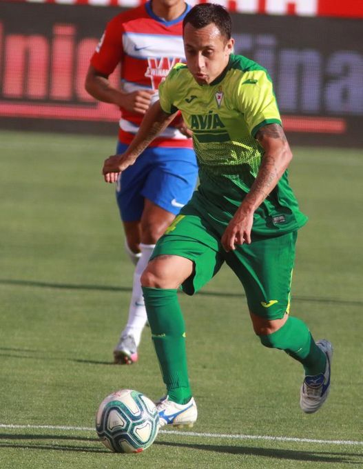 El chileno Orellana anuncia que jugó en Granada su último partido con el Eibar