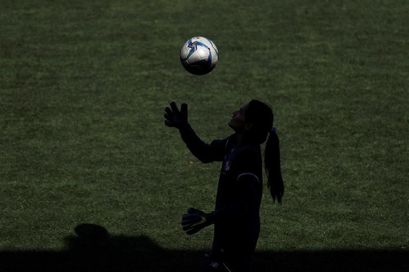 La liga femenina comienza, sin público, con reivindicación social y poco fútbol