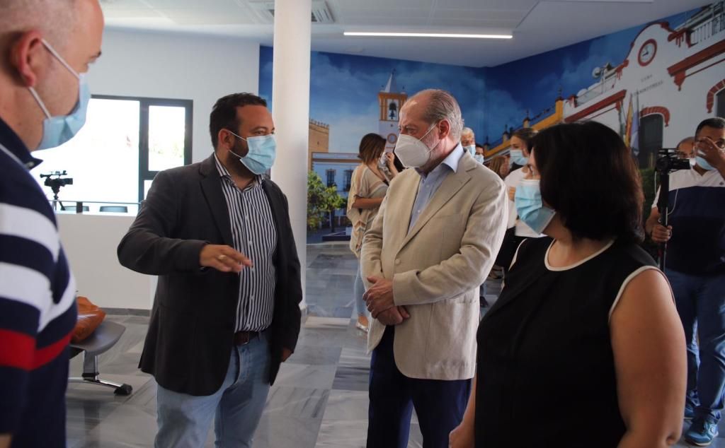 Villalobos visita las obras de remodelación del estadio Pedro Bazán de La Algaba