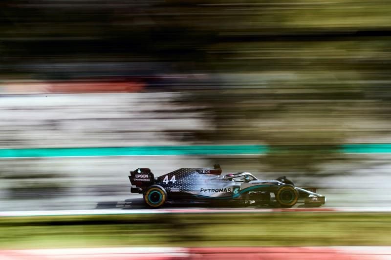 Hamilton saluda en el retorno de la F1