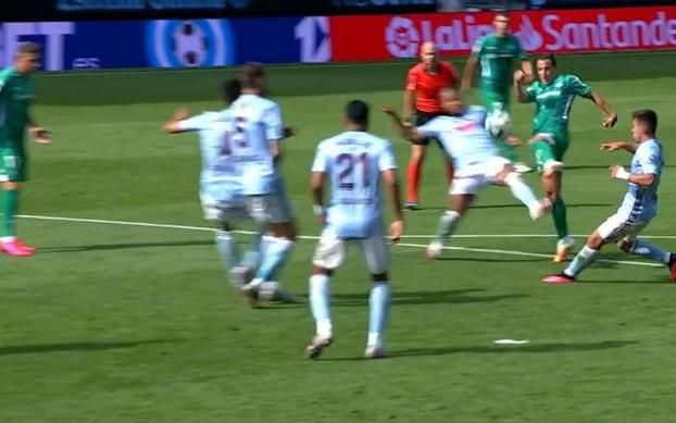 Un penalti que vieron todos... menos los árbitros