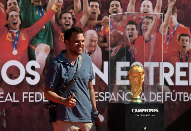 Aficionados españoles se reencuentran con la Copa del Mundo diez años después