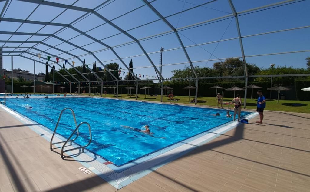 Clases dirigidas en la piscina del SADUS
