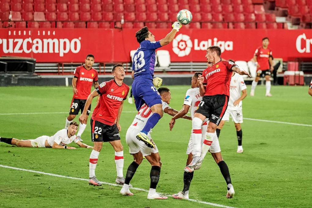 Bono, talismán sevillista, se lo pone difícil a Monchi