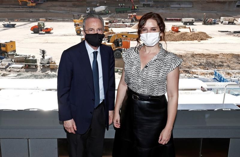 Díaz Ayuso comprobó los avances de las obras en el Santiago Bernabéu