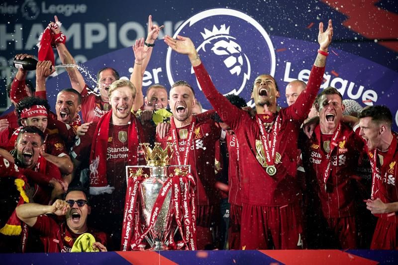El Liverpool levanta en Anfield su primera liga inglesa en treinta años