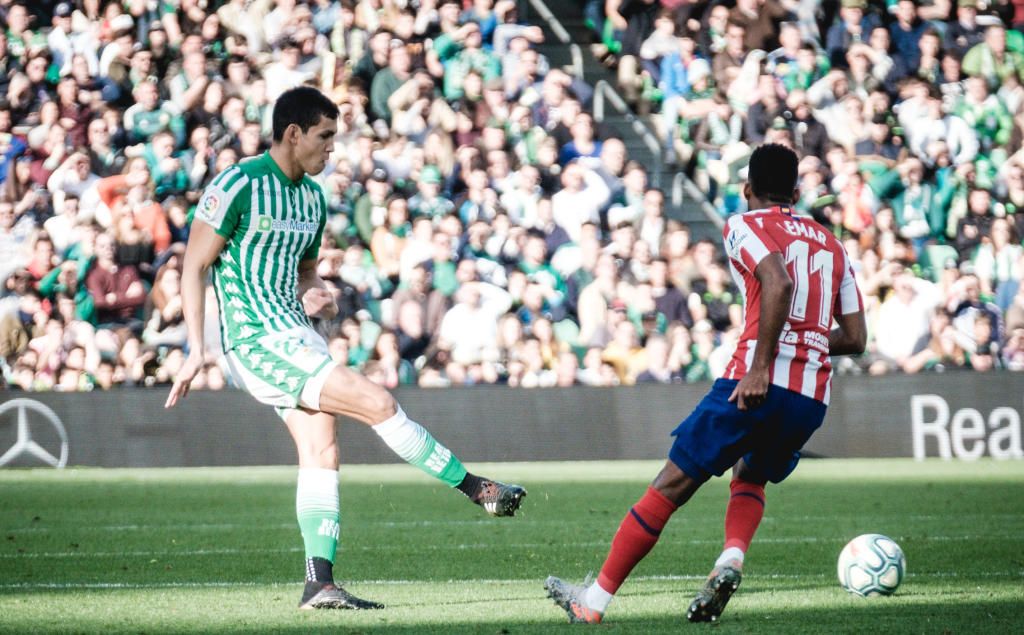 Ofrecen 10 millones por Mandi y el Betis se lo piensa