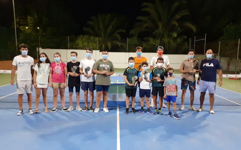 El tenis vence a la Covid-19 en Salteras