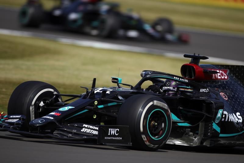 Hamilton gana, con un neumático pinchado, por séptima vez en Silverstone