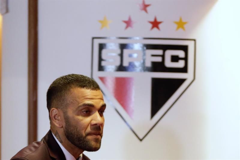 Alves dice que en Brasil solo jugará con Sao Paulo y le desea suerte a Torrent