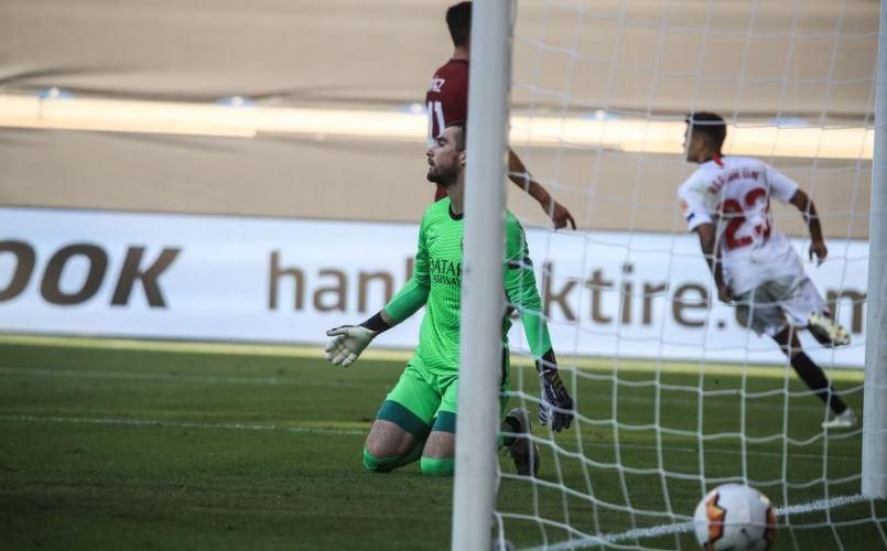 El señalado Pau López, una 'patata caliente' para la Roma