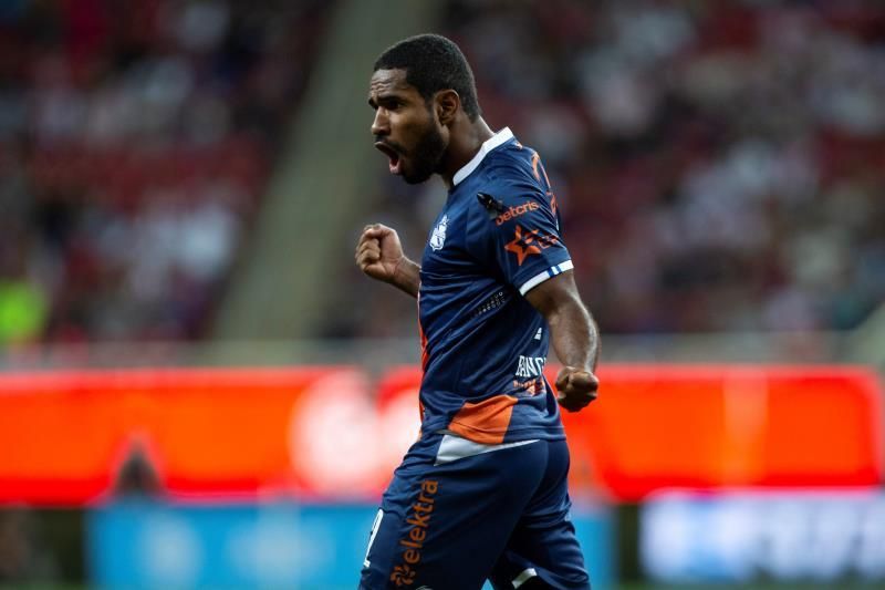 Peruano Reynoso recupera al colombiano Angulo para duelo ante el Guadalajara