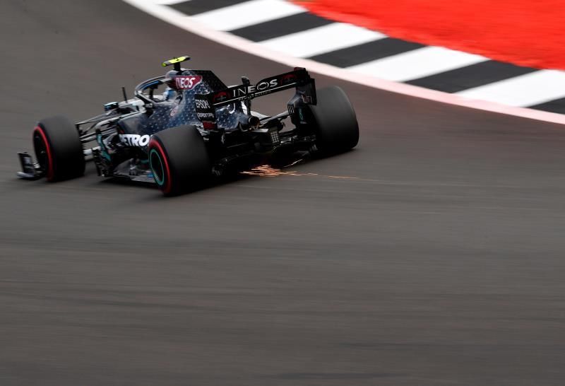 Bottas le gana la 'pole position' a Hamilton y saldrá primero en Silverstone