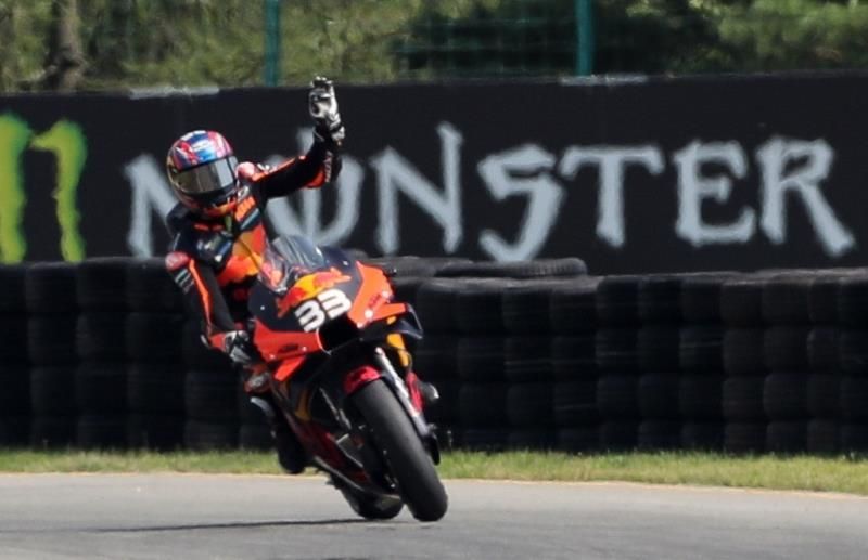 Brad Binder le da a KTM su primera victoria en seco