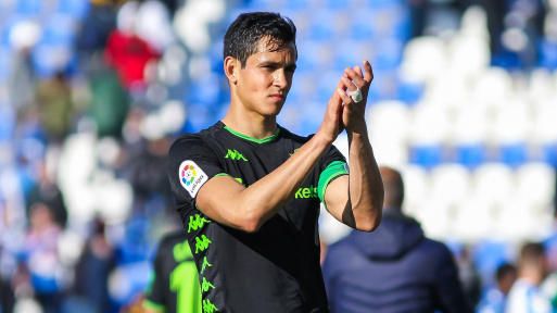 Aïssa Mandi, sin sitio en el Betis para la afición